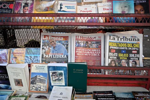 View of a kiosk showing the front pages of newspapers in Tegucigalpa, on December 1, 2025, the day after the national election. Candidate Nasry Asfura, supported by US President Donald Trump, and his rival Salvador Nasralla, also from the right, are locked in a close race for victory in Honduras' presidential elections on Monday. (Photo by Orlando SIERRA / AFP)