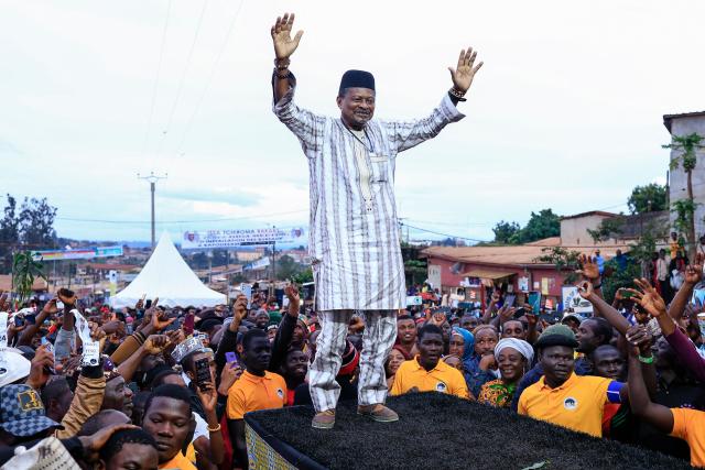 Anicet Ekane (C), politician and president of the MANIDEM party, greets the crowd on September 24, 2025 at a rally for candidate Issa Bakary Tchiroma (non seen), whom he is supporting in the October 12, presidential election. The Cameroonian opposition figure Anicet Ekane passed away Monday morning while in detention in Yaoundé, Valentin Dongmo, vice-president of the African Movement for New Independence and Democracy (Manidem), the party he led, told AFP. (Photo by AFP)