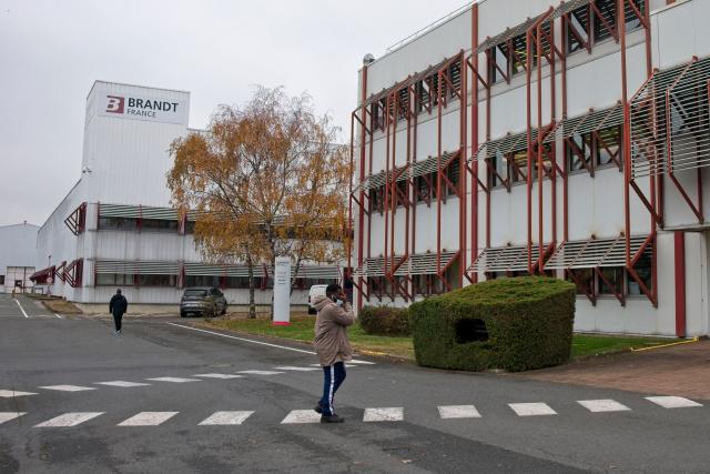 (FILES) A worker walks outside the Brandt factory in Orleans, Center France, on November 15, 2021 . The government has declared itself ‘ready’ to contribute Ђ5 million to a project to take over the Brandt household appliance group, whose future has been uncertain since it was placed in receivership, announced the Minister Delegate for Industry on December 1, 2025. (Photo by GUILLAUME SOUVANT / AFP)