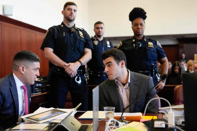 Luigi Mangione (R) confers with his attorney Jacob Kaplan (L) at Manhattan Supreme Court during an evidentiary hearing in the murder case of UnitedHealthcare CEO Brian Thompson, in New York, on December 1, 2025. (Photo by Yuki Iwamura / POOL / AFP)