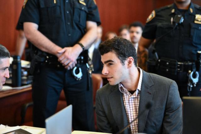 Luigi Mangione (R) confers with his attorney Jacob Kaplan (L) at Manhattan Supreme Court during an evidentiary hearing in the murder case of UnitedHealthcare CEO Brian Thompson, in New York, on December 1, 2025. (Photo by Curtis Means / POOL / AFP)