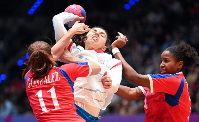 (L-R) Cuba’s #11 Diancy Caridad Gonzalez Romero, Czech Republic's #43 Veronika Holeckova and Cuba’s #34 Jennifer Amanda Toledo Abreu vie for the ball during the preliminary round Group G match between Czech Republic and Cuba during the IHF Women's Handball World Championship in Stuttgart, southwestern Germany on December 1, 2025. (Photo by THOMAS KIENZLE / AFP)