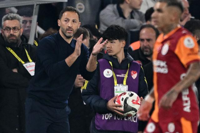 Fenerbahce's Italian-German head coach Domenico Tedesco gestures during the Turkish Super lig football match between Fenerbahce and Galatasaray at the Fenerbahce Sukru Saracoglu stadium in Istanbul, on December 1, 2025. (Photo by Ozan KOSE / AFP)