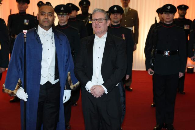 Britain's Prime Minister Keir Starmer (C) arrives to attend the Lady Mayor’s Banquet at the Guildhall in central London on December 1, 2025. The 697th Lord Mayor of the City of London, Dame Susan Langley becomes the third woman in the City Corporation’s history to hold the office – and the first to use the title, 'Lady Mayor'.?? (Photo by Adrian DENNIS / AFP)