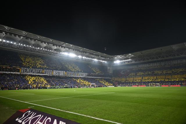 Fenerbahce's fans cheers for their team before the Turkish Super lig football match between Fenerbahce and Galatasaray at the Fenerbahce Sukru Saracoglu stadium in Istanbul, on December 1, 2025. (Photo by Ozan KOSE / AFP)
