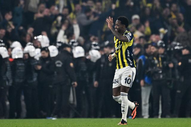 Fenerbahce's Colombian forward #10 Jhon Duran celebrates after scoring a goal during the Turkish Super lig football match between Fenerbahce and Galatasaray at the Fenerbahce Sukru Saracoglu stadium in Istanbul, on December 1, 2025. (Photo by Ozan KOSE / AFP)
