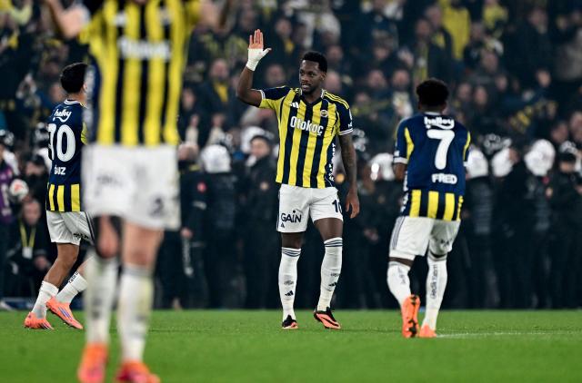TOPSHOT - Fenerbahce's Colombian forward #10 Jhon Duran (C) celebrates after scoring a goal during the Turkish Super lig football match between Fenerbahce and Galatasaray at the Fenerbahce Sukru Saracoglu stadium in Istanbul, on December 1, 2025. (Photo by Ozan KOSE / AFP)
