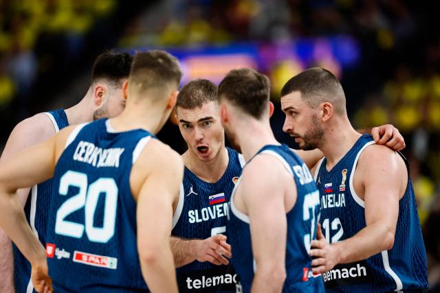 Slovenia's Miha Cerkvenik (L), Ziga Samar (C), Leon Stergar (2L) and Rok Radovic (R) discuss tactics  during the 2027 FIBA Basketball World Cup qualifying match between Sweden and Slovenia at Scandinavium, Gothenburg, Sweden on December 1, 2025. (Photo by Adam IHSE / TT News Agency / AFP) / Sweden OUT