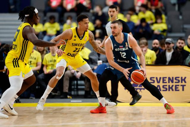 Sweden's Pierre Hampton and Zaba Bangala (L) vie for the ball with Slovenia's Rok Radovic during the 2027 FIBA Basketball World Cup qualifying match between Sweden and Slovenia at Scandinavium, Gothenburg, Sweden on December 1, 2025. (Photo by Adam IHSE / TT News Agency / AFP) / Sweden OUT