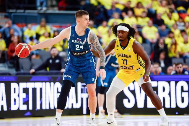 Slovenia's Alen Omic vies with Sweden's Zaba Bangala during the 2027 FIBA Basketball World Cup qualifying match between Sweden and Slovenia at Scandinavium, Gothenburg, Sweden on December 1, 2025. (Photo by Adam IHSE / TT News Agency / AFP) / Sweden OUT