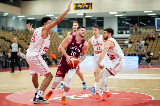 (LtoR) Austria's Marvin Ogunsipe, Latvia's Rihards Lomazs, Austria's Jakob Lohr and Austria's Daniel Friedrich vie for the ball during the 2027 FIBA Basketball World Cup qualifying match between Austria and Latvia in Vienna on December 1, 2025. (Photo by GEORG HOCHMUTH / APA / AFP) / Austria OUT