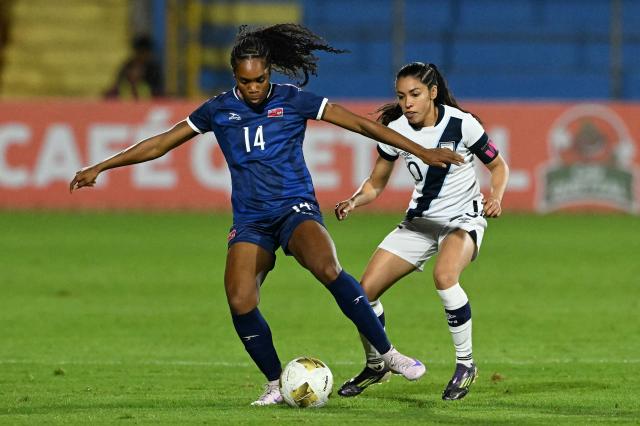 Bermuda's defender #14 Keunna Dill and Guatemala's forward #20 ana Martinez fight for the ball during the Women Concacaf W qualifiers football match between Guatemala and Bermuda at Manuel Felipe Carrera stadium in Guatemala City on December 1, 2025. (Photo by JOHAN ORDONEZ / AFP)