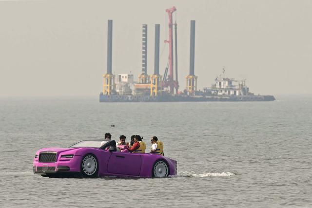 Tourists ride a jet car boat across the Arabian Sea off the Juhu Beach in Mumbai on December 2, 2025. (Photo by Indranil MUKHERJEE / AFP)