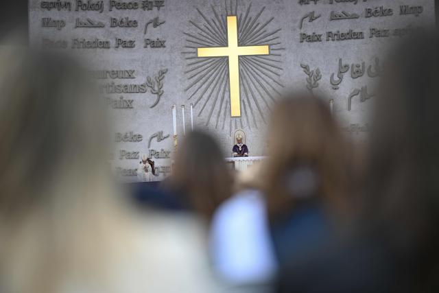 TOPSHOT - Pope Leo XIV leads a mass at Beirut's waterfront on December 2, 2025. The pontiff arrived from Turkey on November 30, on his inaugural visit abroad as Pope and brought a message of hope, particularly to young people in Lebanon, whose faith in their beleaguered country has dwindled. (Photo by Jewel SAMAD / AFP)