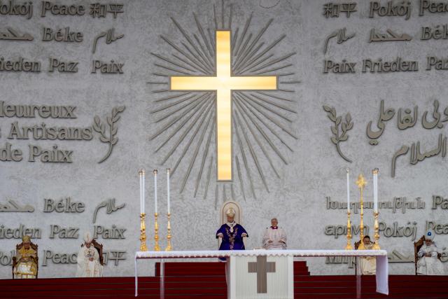Pope Leo XIV (C) leads a mass at the Beirut waterfront on December 2, 2025.. Around 150,000 people gathered at Beirut's waterfront for mass with Pope Leo XIV on December 2 morning, the highlight of the Catholic leader's visit to the capital, where he delivered a message of hope and peace. (Photo by Jewel SAMAD / AFP)