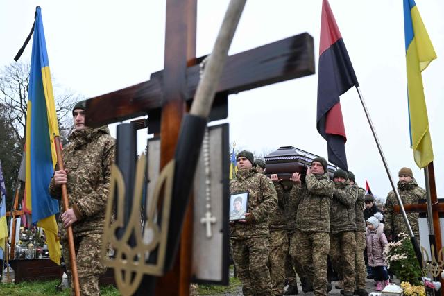 Ukrainian soldiers carry the coffin of Ukrainian serviceman Andriy Dobryansky during a funeral ceremony at the Lychakiv military cemetery in Lviv on December 2, 2025, amid the Russian invasion of Ukraine. (Photo by Sergei GAPON / AFP)