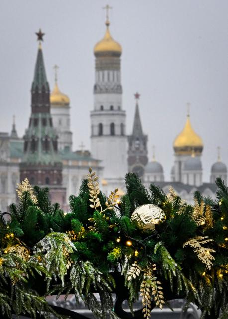 The Kremlin is seen through Christmas decorations on the bank of the Moskva river in downtown Moscow on December 2, 2025. All eyes are on Moscow on Tuesday, where US envoy Steve Witkoff and Donald Trump's son-in-law are scheduled to meet with Vladimir Putin for talks on Ukraine, which was targeted in November by an escalation of Russian bombing. The day before, Washington expressed "great optimism" despite the Russian leader's continued intransigence, almost four years after the start of the Russian offensive. (Photo by Alexander NEMENOV / AFP)