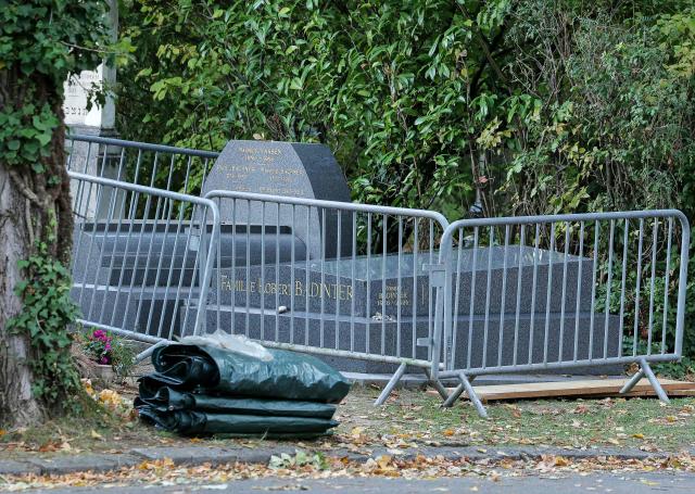 (FILES) This photograph shows the grave of former French Justice Minister Robert Badinter surrounded by barriers following its vandalism a few hours before its moving to the Pantheon, at the Bagneux cemetery in Bagneux, near Paris, on October 9, 2025. A 23-year-old man with no prior criminal record was taken into custody on the morning of December 2, 2025, following the vandalism of Robert Badinter’s grave in October, according to a statement from the Nanterre prosecutor's office. (Photo by Thomas SAMSON / AFP)