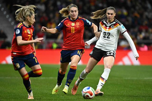 Spain's midfielder #11 Alexia Putellas (C) is challenged by Germany's midfielder #22 Jule Brand (R) during the UEFA Women's Nations League second leg final football match between Spain and Germany at the Metropolitano Stadium in Madrid on December 2, 2025. (Photo by Javier SORIANO / AFP)