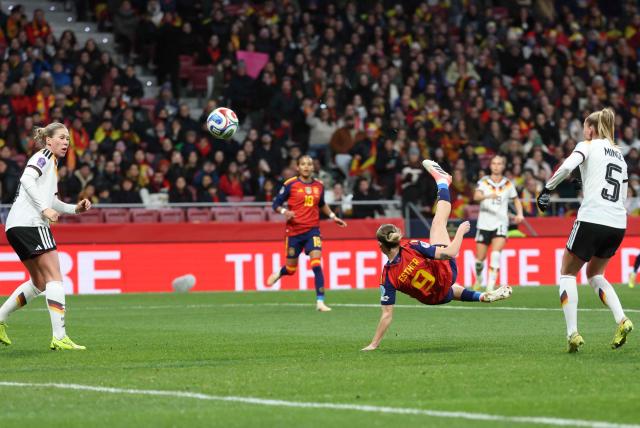 TOPSHOT - Spain's forward #09 Esther Gonzalez attempts a bicyle kick during the UEFA Women's Nations League second leg final football match between Spain and Germany at the Metropolitano Stadium in Madrid on December 2, 2025. (Photo by Thomas COEX / AFP)