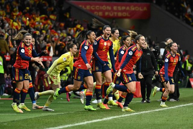 Spain players celebrate winning the UEFA Women's Nations League second leg final football match between Spain and Germany at the Metropolitano Stadium in Madrid on December 2, 2025. Spain won 3-0. (Photo by Javier SORIANO / AFP)
