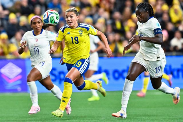 France's defender #14 Perle Morroni (L) and France's defender #19 Griedge Mbock Bathy (R) vie for the ball with Sweden's forward #19 Johanna Rytting Kaneryd during the UEFA Women's Nations League third place final football match between Sweden and France in Stockholm on December 2, 2025. (Photo by Jonas EKSTROMER / TT NEWS AGENCY / AFP) / Sweden OUT