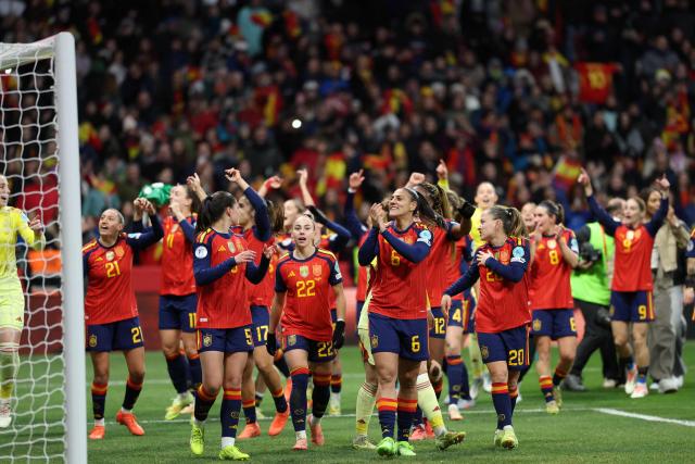 TOPSHOT - Spain's players celebrate victory at the end of the UEFA Women's Nations League second leg final football match between Spain and Germany at the Metropolitano Stadium in Madrid on December 2, 2025. Spain won 3-0. (Photo by Thomas COEX / AFP)