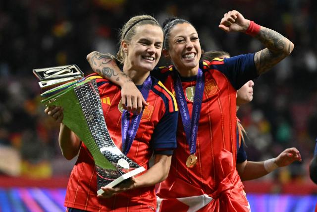 TOPSHOT - Spain's defender #04 Irene Paredes (L) and Spain's forward #10 Jennifer Hermoso celebrate with the trophy after winning the UEFA Women's Nations League second leg final football match between Spain and Germany at the Metropolitano Stadium in Madrid on December 2, 2025. Spain won 3-0 (Photo by Javier SORIANO / AFP)