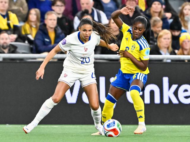 France's forward #20 Delphine Cascarino (L) and Sweden's forward #06 Monica Jusu Bah vie for the ball during the UEFA Women's Nations League third place final football match between Sweden and France in Stockholm on December 2, 2025. (Photo by Jonas EKSTROMER / TT NEWS AGENCY / AFP) / Sweden OUT