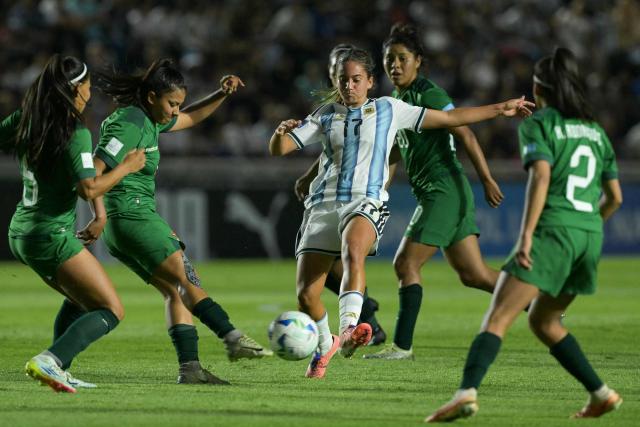 Bolivia's midfielder #08 Ruth Soliz (2nd L) and Argentina's midfielder #17 Maria Altgelt fight for the ball during the Conmebol Women's Nations League 2025-26 football match between Argentina and Bolivia at the Florencio Sola Stadium in Banfield, Buenos Aires province on December 2, 2025. (Photo by JUAN MABROMATA / AFP)