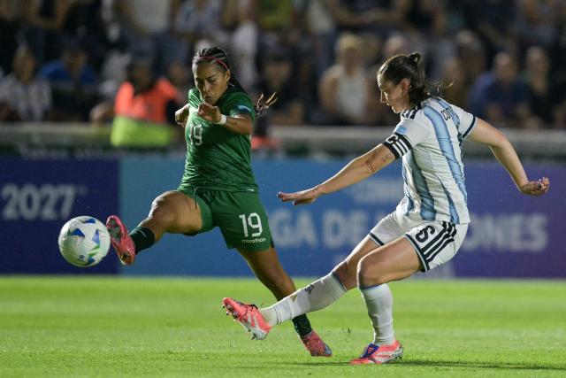Bolivia's defender #19 Carla Mendez and Argentina's defender #06 Aldana Cometti fight for the ball during the Conmebol Women's Nations League 2025-26 football match between Argentina and Bolivia at the Florencio Sola Stadium in Banfield, Buenos Aires province on December 2, 2025. (Photo by JUAN MABROMATA / AFP)