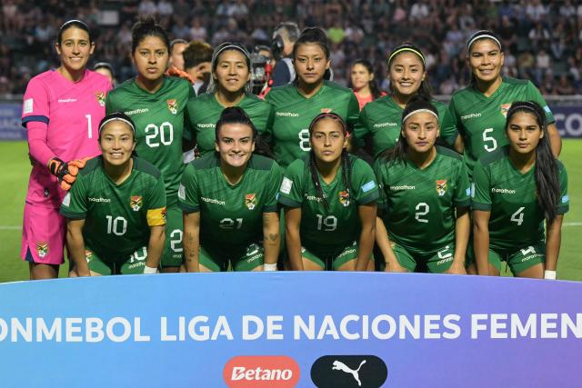 Bolivia players pose for a team photo ahead of the Conmebol Women's Nations League 2025-26 football match between Argentina and Bolivia at the Florencio Sola Stadium in Banfield, Buenos Aires province on December 2, 2025. (Photo by JUAN MABROMATA / AFP)