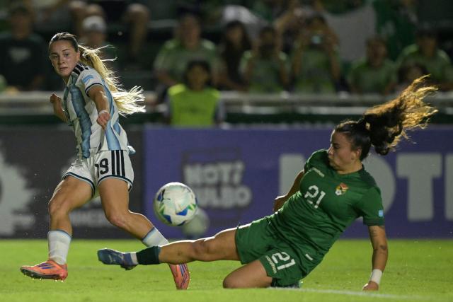 Argentina's forward #19 Agostina Holzheier and Bolivia's midfielder #21 Abigail Quiroz fight for the ball during the Conmebol Women's Nations League 2025-26 football match between Argentina and Bolivia at the Florencio Sola Stadium in Banfield, Buenos Aires province on December 2, 2025. (Photo by JUAN MABROMATA / AFP)