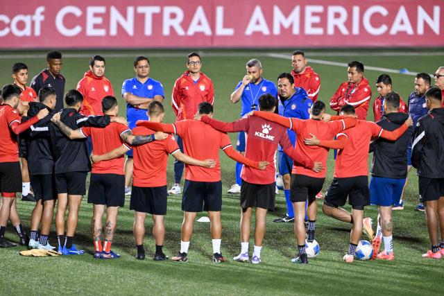 Xelaju's head coach Amarini Villatoro (C) speaks to his players before a training session at Cementos Progreso Stadium in Guatemala City on December 2, 2025. (Photo by JOHAN ORDONEZ / AFP)