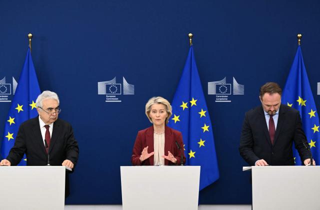 (From L) International Energy Agency (IEA) Executive Director Fatih Birol, European Commission President Ursula Von der Leyen and EU Commissioner for Energy and Housing Dan Jorgensen attend a press confrence in Brussels on December 3, 2025. (Photo by NICOLAS TUCAT / AFP)