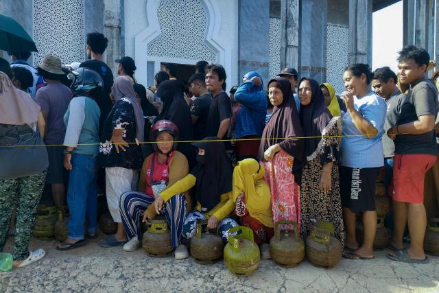 Villagers queue to purchase cooking gas cylinders at Pandan, Central Tapanuli (Tapanuli Tengah), North Sumatra province, on December 3, 2025, in the aftermath of flash floods that struck their area. Officials in Indonesia and Sri Lanka battled on December 3 to reach survivors of deadly flooding in remote, cut-off regions as the toll in the disaster that hit four countries topped 1,300. In Indonesia, there is growing frustration among survivors of catastrophic flooding and landslides over the pace of the rescue effort and aid delivery. (Photo by DAMAI MENDROFA / AFP)