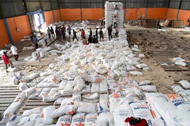 Villagers receive free sacks of rice from the Indonesian military, distributed amid relief efforts from the government's rice warehouse at Sarudik, in Central Tapanuli, North Sumatra province, on December 3, 2025. Officials in Indonesia and Sri Lanka battled on December 3 to reach survivors of deadly flooding in remote, cut-off regions as the toll in the disaster that hit four countries topped 1,300. In Indonesia, there is growing frustration among survivors of catastrophic flooding and landslides over the pace of the rescue effort and aid delivery. (Photo by YT Hariono / AFP)