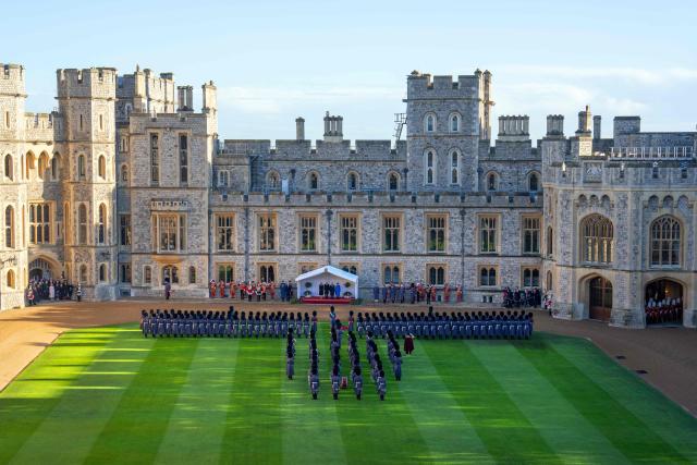 Britain's King Charles III (2R), Britain's Queen Camilla (R), Germany's President Frank-Walter Steinmeier (2L) and his wife Elke Buedenbender, accompanied by Britain's Catherine, Princess of Wales (L) and Britain's Prince William, Prince of Wales watch as members Grenadier Guards take part in a Ceremonial Welcome in the Quadrangle at Windsor Castle in Windsor, on December 3, 2025, the first day of a three day state visit by the German President. (Photo by Carl Court / POOL / AFP)