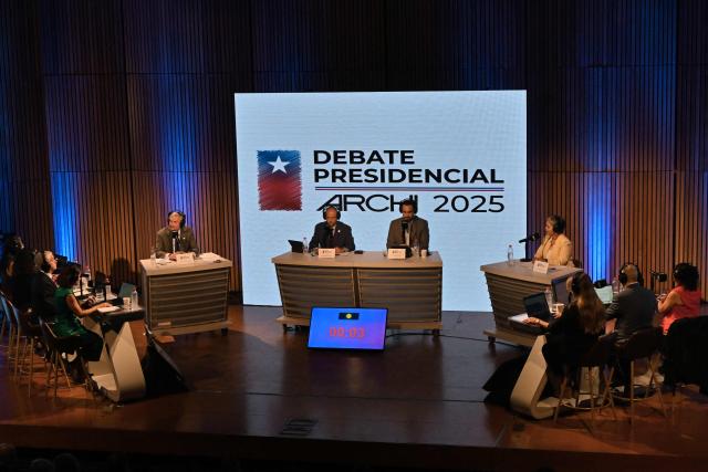 Chile's presidential candidate Jose Antonio Kast (L), of the Partido Republicano party, and Chile's presidential candidate Jeannette Jara, of the Unidad por Chile coalition, attend a debate organised by the Chilean Radio Association (Archi) in Santiago, on December 3, 2025. The clock is ticking down to a presidential run-off election on December 14, with far-right candidate Jose Antonio Kast the frontrunner to win the second round of voting against leftist Jeannette Jara. (Photo by RODRIGO ARANGUA / AFP)