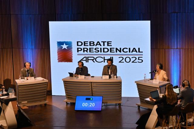 Chile's presidential candidate Jose Antonio Kast (L), of the Partido Republicano party, and Chile's presidential candidate Jeannette Jara, of the Unidad por Chile coalition, attend a debate organised by the Chilean Radio Association (Archi) in Santiago, on December 3, 2025. The clock is ticking down to a presidential run-off election on December 14, with far-right candidate Jose Antonio Kast the frontrunner to win the second round of voting against leftist Jeannette Jara. (Photo by RODRIGO ARANGUA / AFP)