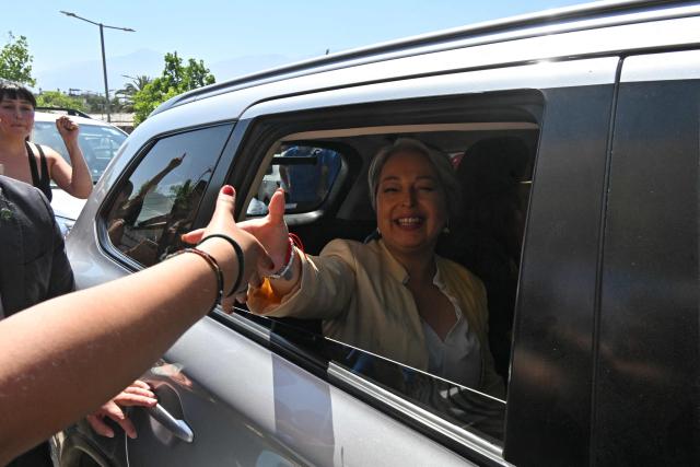 Chile's presidential candidate Jeannette Jara of the Unidad por Chile coalition, shakes hands a supporter as she leaves after a debate organised by the Chilean Radio Association (Archi) in Santiago, on December 3, 2025. The clock is ticking down to a presidential run-off election on December 14, with far-right candidate Jose Antonio Kast the frontrunner to win the second round of voting against leftist Jeannette Jara. (Photo by RODRIGO ARANGUA / AFP)