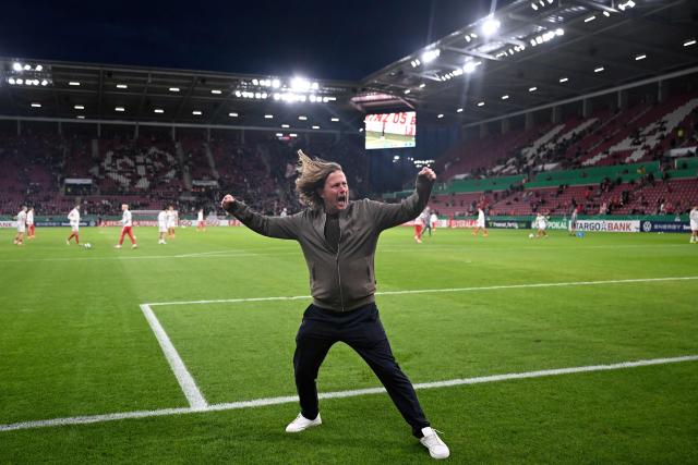 (FILES) Mainz' Danish head coach Bo Henriksen greets the fans prior to the German Cup (DFB Pokal) second round football match between Mainz 05 and VfB Stuttgart in Mainz, south-western Germany on October 29, 2025. According to German media reports on December 3, 2025, German first division club Mainz 05 has parted ways with coach Bo Henriksen. (Photo by Kirill KUDRYAVTSEV / AFP) / DFB REGULATIONS PROHIBIT ANY USE OF PHOTOGRAPHS AS IMAGE SEQUENCES AND QUASI-VIDEO.