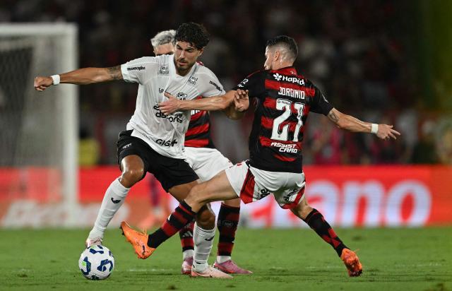 Ceara's forward #09 Pedro Raul (L) and Flamengo's Italian midfielder #21 Jorginho (R) fight for the ball during the Brasileirao Serie A football match between Flamengo and Ceara at Maracana Stadium in Rio de Janeiro, Brazil, on December 3, 2025. (Photo by Mauro PIMENTEL / AFP)