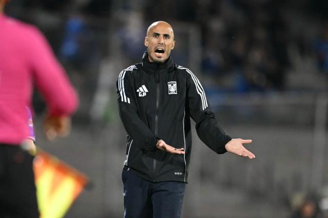 Tigres' Argentine head coach Guido Pizarro gestures during the first leg of the Liga MX Apertura semifinal football match between Cruz Azul and Tigres at Banorte Stadium in Mexico City on December 3, 2025. (Photo by CARL DE SOUZA / AFP)