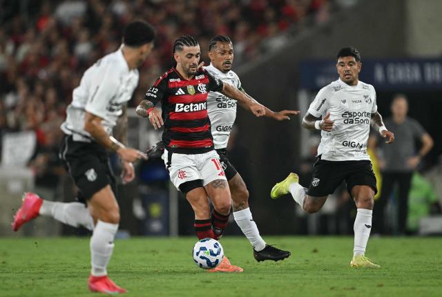 Flamengo's Uruguayan midfielder #10 Giorgian de Arrascaeta runs with the ball during the Brasileirao Serie A football match between Flamengo and Ceara at Maracana Stadium in Rio de Janeiro, Brazil, on December 3, 2025. (Photo by Mauro PIMENTEL / AFP)