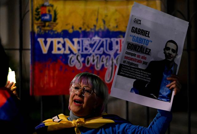 A Venezuelan citizen holds a candlelight during a vigil against Venezuela's President Nicolas Maduro and in support of US President Donald Trump at Lourdes Park in Bogota on December 3, 2025. Venezuela's President Nicolas Maduro confirmed on December 3, 2025, that he had a "cordial" phone call with his US counterpart Donald Trump 10 days ago amid a US military buildup in Latin America. (Photo by Luis ACOSTA / AFP)