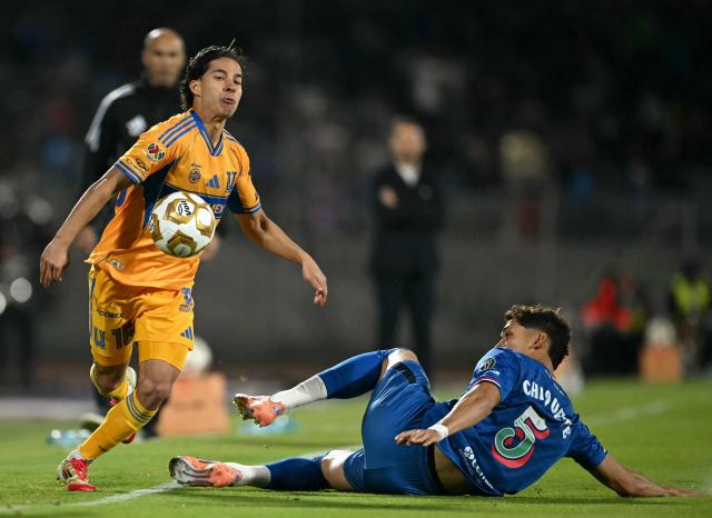Tigres' midfielder #16 Diego Lainez (L) and Cruz Azul's defender #05 Jesus Orozco fight for the ball during the first leg of the Liga MX Apertura semifinal football match between Cruz Azul and Tigres at Banorte Stadium in Mexico City on December 3, 2025. (Photo by CARL DE SOUZA / AFP)