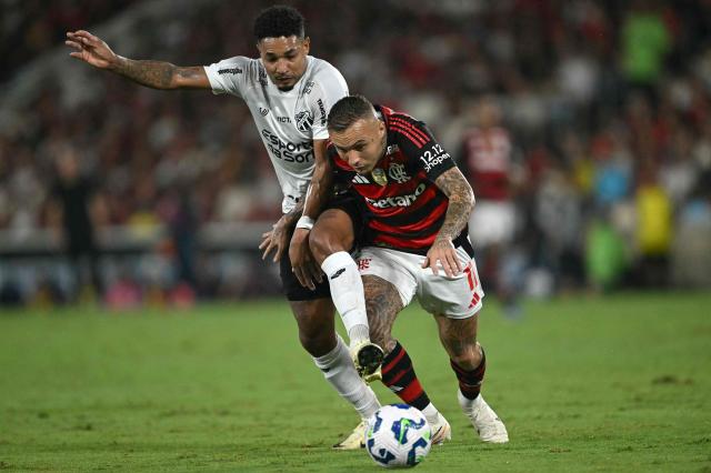 Ceara's forward #77 Fernandinho and Flamengo's forward #11 Everton fight for the ball during the Brasileirao Serie A football match between Flamengo and Ceara at Maracana Stadium in Rio de Janeiro, Brazil, on December 3, 2025. (Photo by Mauro PIMENTEL / AFP)