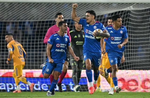 Cruz Azul's Uruguayan forward #21 Gabriel Fernandez (C) celebrates after scoring from the penalty spot during the first leg of the Liga MX Apertura semifinal football match between Cruz Azul and Tigres at Banorte Stadium in Mexico City on December 3, 2025. (Photo by CARL DE SOUZA / AFP)