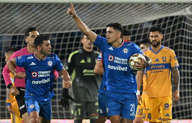 Cruz Azul's Uruguayan forward #21 Gabriel Fernandez celebrates after scoring from the penalty spot during the first leg of the Liga MX Apertura semifinal football match between Cruz Azul and Tigres at Banorte Stadium in Mexico City on December 3, 2025. (Photo by CARL DE SOUZA / AFP)